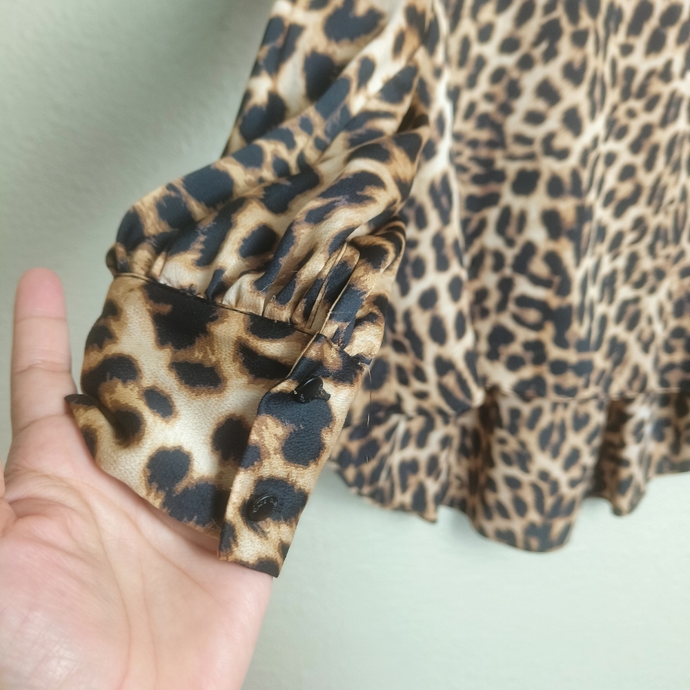 Vince Camuto Satin leopard print blouse Women's size M High neck Lightweight - Picture 6 of 16